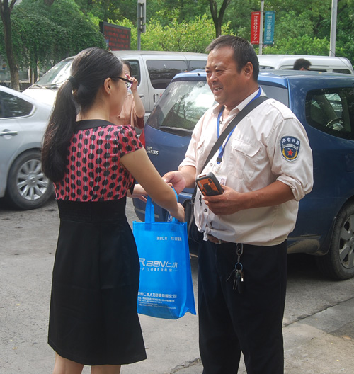 杭州仁本為停車收費員定期送防暑物品